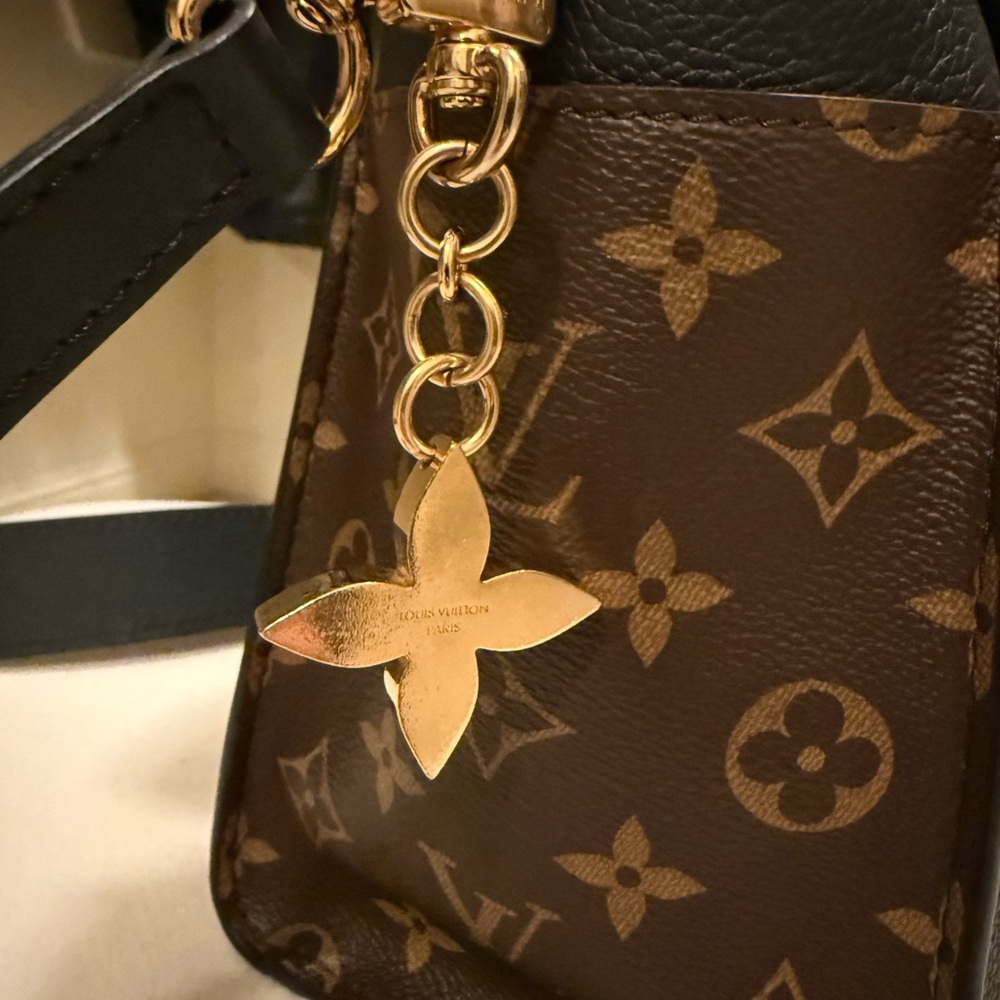 Louis Vuitton Gold Floral Key Holder - Picture 6 of 6